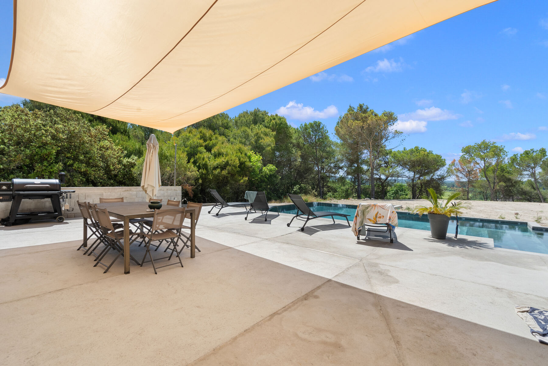 Terrasse et piscine d’une villa contemporaine livrée
